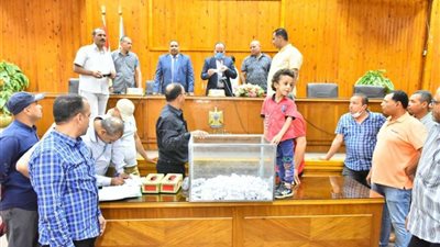 محافظة اسيوط تجرى القرعة العلنية لتسيير 15 سيارة ميكروباص لمدينة أسيوط الجديدة وداخلها