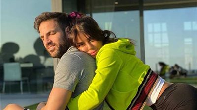 شاهد.. وصلة رقص مثيرة بين سيسك فابريجاس وزوجته على أغنية شاكيرا