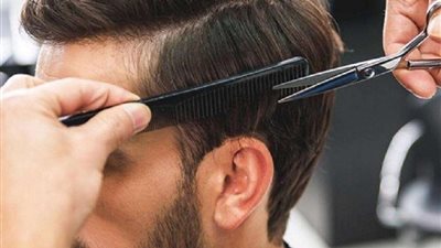 القبض على مواطن لاحضاره حلاق بمنزله لمخالفته قرار حظر التجوال بالسعودية