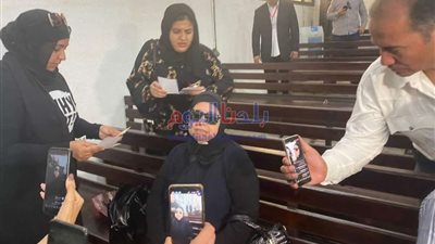 وصول أسرة نيرة ضحية الغدر لحضور أولي جلسات محاكمة قاتل ابنتهم بجنايات المنصورة