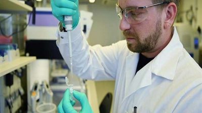 صحيفة بريطانية تكشف موعد طرح أول لقاح لعلاج 