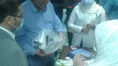 توزيع واقيات وجه على جميع العاملين بمستشفى بنها الجامعي