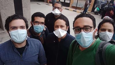 أطباء مستشفى العزل بقها يحتفلون بخروجهم بدون أي إصابات