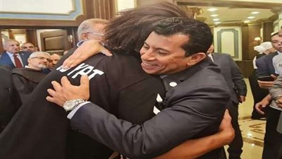 وزير الرياضة يكرم على زين بعد حصولة على لقب بطولة أوروبا مع برشلونة