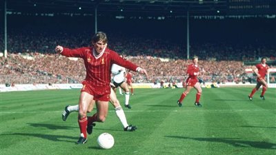 إصابة أسطورة ليفربول السابق بفيروس كورونا