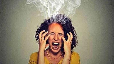 زوجة تطلب الطلاق بسبب عصبية زوجها