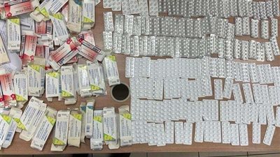 ضبط 36 ألف عبوة و9 حقائب مستلزمات طبية مهربة بمطار برج العرب
