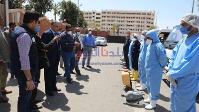 محافظ سوهاج يتفقد فرق التعقيم ويشيد بجهودهم