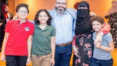 أخطأ 4 أطباء في تشخيص حالتها.. مصاب كورونا يحكي كواليس وفاة زوجته وطفلته بالفيروس