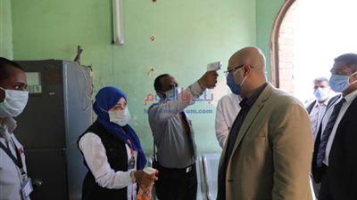 محافظ بني سويف يخضع للإجراءات الوقائية لمواجهة كورونا خلال زياراته للمصانع
