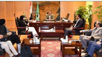 محافظ الفيوم يبحث آليات تجهيز مدارس التكنولوجيا