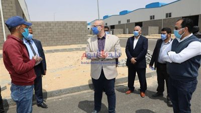 محافظ بني سويف يشدد على توفير المستلزمات الوقائية للعمال لمجابهة كورونا في الـ 70 فدان