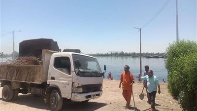 محلي دشنا بقنا :  تكثيف أعمال النظافة ورفع تراكمات القمامة خلال الإجازات والعطلات الرسمية