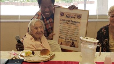 معمرة أمريكية تحتفل بعيد ميلادها 107 والسر عدم الزواج