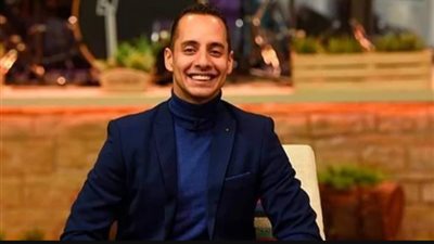 ايه اللذاذة دي.. عمرو وهبة يجول في شوارع أمريكا رافعا علم مصر