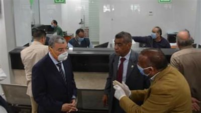 محافظ المنيا يتابع انتظام صرف منحة العمالة بمكاتب البريد وفروع البنك الزراعي