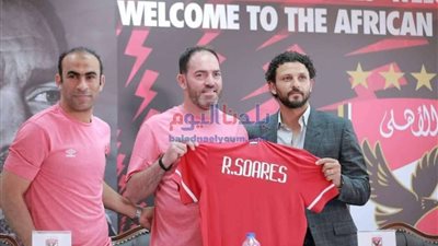 حسام غالي يعطي قميص النادي الأهلي لـ«ريكاردو سواريش»