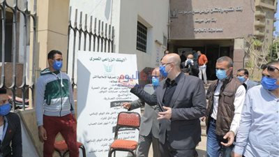 محافظ بني سويف يتابع إجراءات صرف منحة الرئيس للعمالة غير المنتظمة