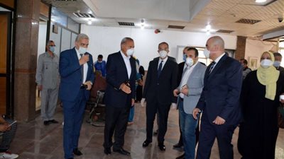 وزير الاتصالات يتابع انتظام صرف منحة العمالة غير المنتظمة ببنها