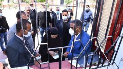 محافظ مطروح يتابع إجراءات صرف منحة الدولة للعمالة الغير منتظمة