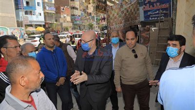 محافظ بني سويف يغير خط سير جولته لملاحظته تكدس عدد من المواطنين أمام مقر الكهرباء