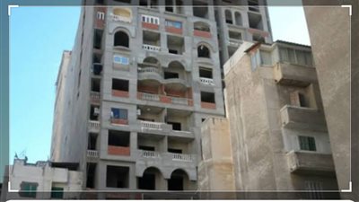 إزالة ثلاث طوابق مخالفة بدون ترخيص بمستشفى خاص في المحلة