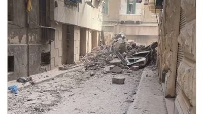 محاولات مستمرة لإنقاذ شخص ووالدته من أسفل عقار الإسكندرية المنهار