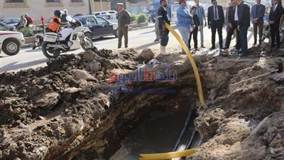 محافظ سوهاج يتابع إصلاح كسر خط مياه 10 بوصة بمدينة ناصر