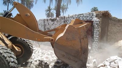 إزالة فورية لحالة تعدي على الأراضي الزراعية بقنا