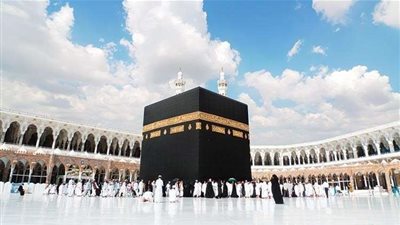 مسّ الكعبة والتعلق بأستارها.. ما رأي الدين؟