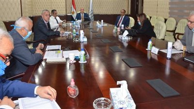 وزير الإسكان يناقش آليات تنفيذ إنشاء 250 ألف وحدة سكنية جديدة بـ