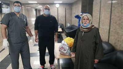عمره 88 عامًا.. مستشفى العزل بقها تحتفل بخروج أكبر متعافي من كورونا