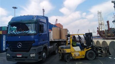 بالصور.. تكثيف عمليات التطهير الوقائي لمباني وأرصفة ميناء الإسكندرية