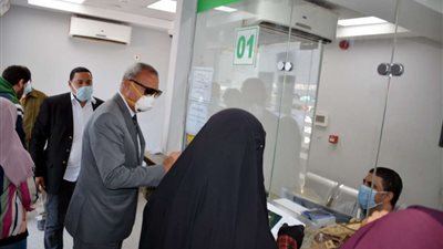 محافظ القليوبية يتابع عملية صرف منحة العمالة غير المنتظمة