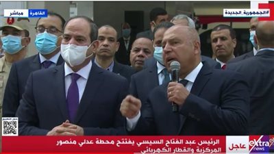 الرئيس السيسي يستمع الي شرح تفصيلي عن القطار الكهربي الجديد