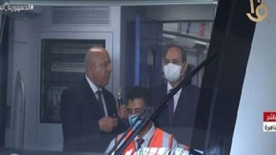 الرئيس السيسي يستقل القطار الكهربائى الخفيف 