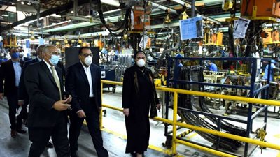 رئيس الوزراء يتفقد مصنع 