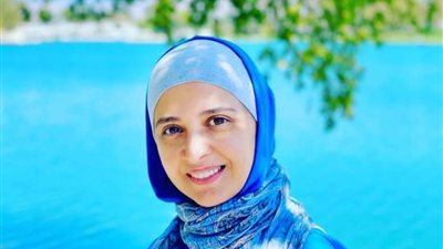 حنان ترك تدعو متابعيها توزيع المياه المثلجة على العمال