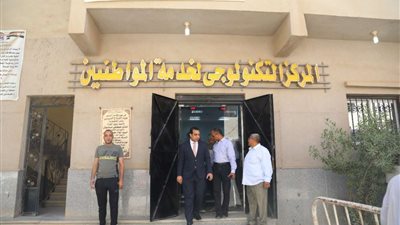 نائب محافظ قنا يتابع سير العمل بالمركز التكنولوجي في نقادة