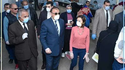 محافظ الإسكندرية يتفقد عدداً من مكاتب البريد للأطمئنان على صرف منحة العمالة غير المنتظمة