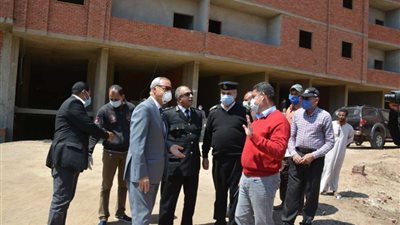 محافظ القليوبية يشهد إزالة برجين سكنين مخالفين علي أرض زراعية ببنها