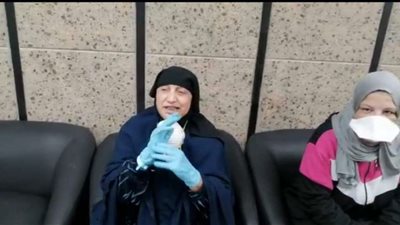 مستشفى العزل بقها تحتفل بخروج مسنة عمرها 65 عاما