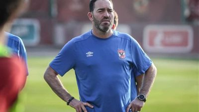 إستعداداً لـ الجونة .. ريكاردو سواريش يعطي محاضرة فنية بالفيديو للاعبين ..صور