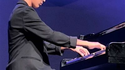 زياد خالد النبوي يبهر الجمهور بعزفه على البيانو من دار الأوبرا