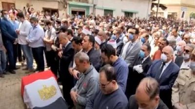 بالكمامة.. صلاة الجنازة على محمد الحوفي شهيد الأميرية 