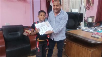 نظير مساعدته في نظافة المدينة .. أنور يكرم الطفل المثالي بدشنا