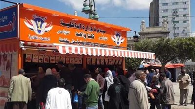 الداخلية تطرح عبوات غذائية بأسعار مخفضة 50% في منافذ أمان