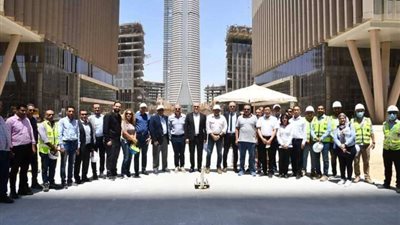 وزير الإسكان يشاهد أهم معالم المدينة من الدور الـ74 بالبرج الأيقوني