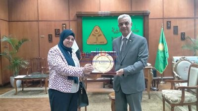 إهداء درع المؤتمر الدولى الأول للأمراض النفسية والعصبية لرئيس جامعة المنوفية
