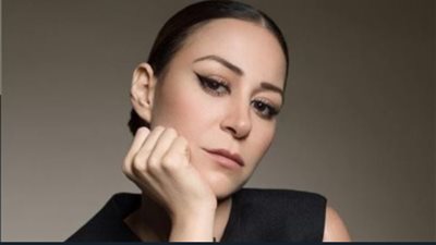 منه شلبى تتألق بصورة أنيقة في أحدث ظهور لها